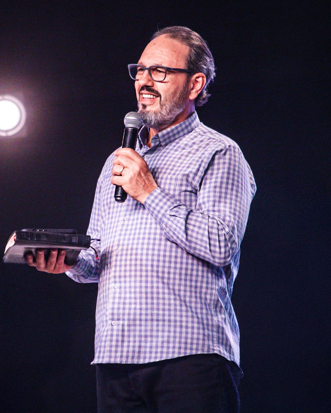 Pr. Paulo Ganzer ministrando a Palavra em um culto